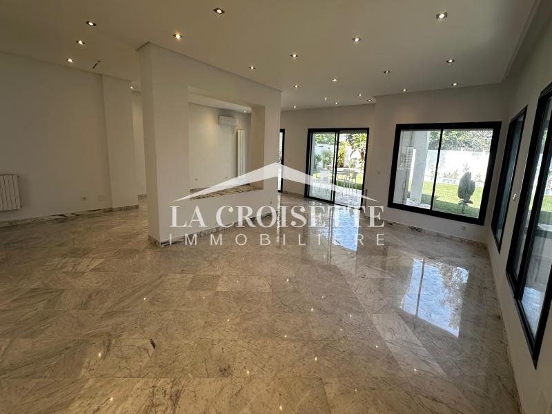 Villa S+5 avec piscine à La Soukra